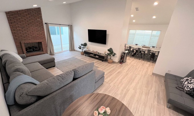 Santa Ana Maison | Spacious Cozy Modern New Built Family Home by Disneyland & Beaches
