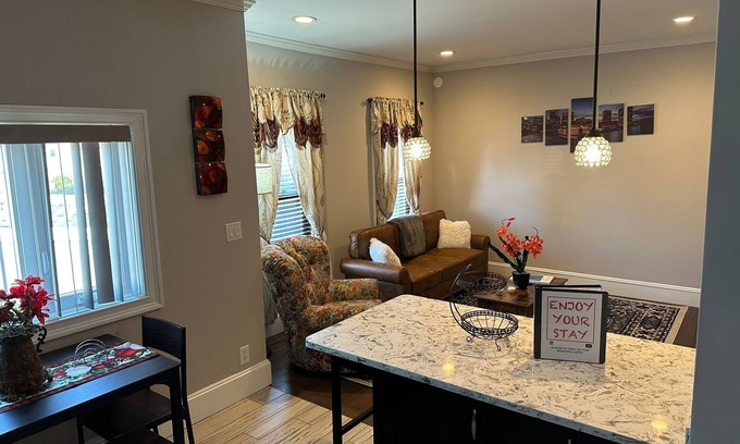 Malden Appartement | Spacious, Cozy, near T station -Private Parking -Free Wifi -Washer & Dryer - AC