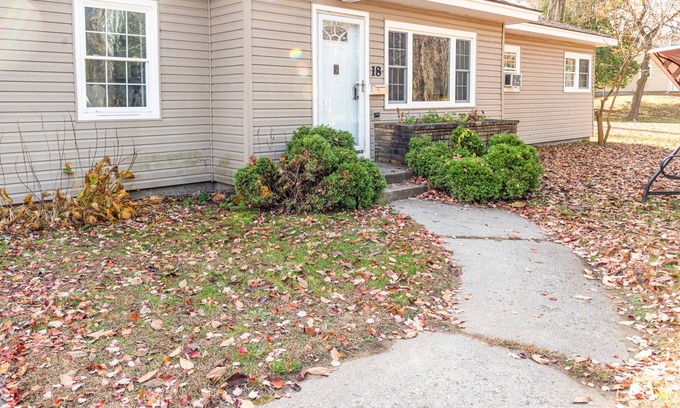 Colonie Maison | Spacious & Cozy Ranch style home -- 6 min from Albany Airport!