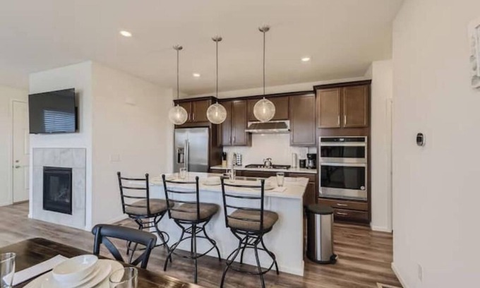 The Pinery Maison | Spacious Cozy Retreat with Fireplace between Parker & Castle Rock