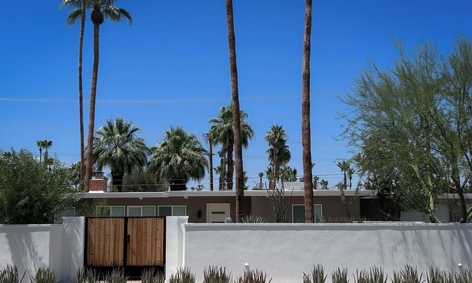 Tahquitz River Estates Maison | Desert Oasis Mid Century Home - 2 chambres spacieuses et 2 salles de bain à quelques minutes du centre-ville!