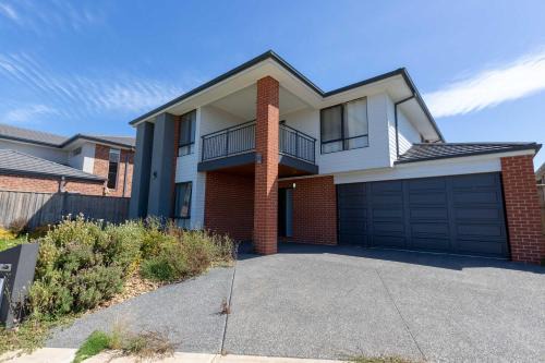 Point Cook Maison | Spacious Double Story Family House with Amazing City Views