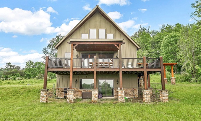 East Otto Chalet De Ski | Spacious Ellicottville 5-bedroom 4-bath chalet with WiFi, AC