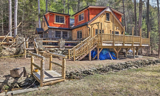 Aquashicola Cottage | Spacious Escape w/ Deck & Ponds Near Skiing!