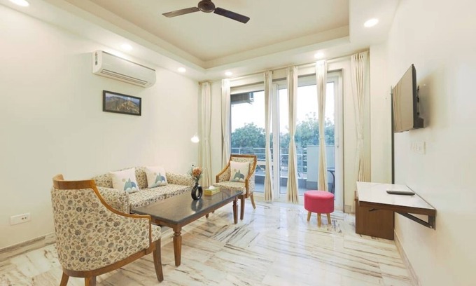 Gurugram Appartement | Spacious executive suite with bathtub & balcony