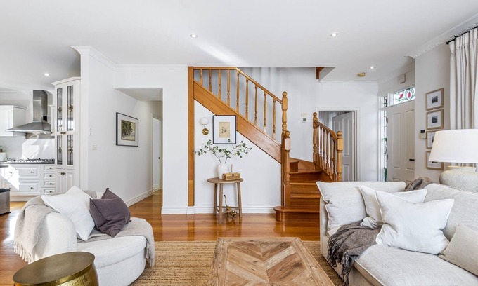 Pascoe Vale South Maison | Spacious Family Home with Balcony in Pascoe Vale