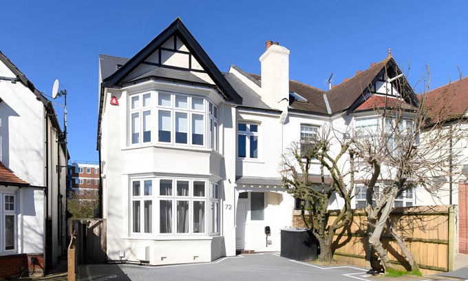 Finchley Church End Maison | Spacious Family 5-bedroom house with Home Cinema and A/C