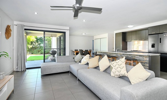 Sippy Downs Maison | Spacious Family Delight ZH1