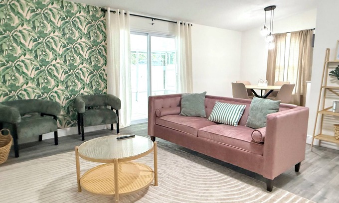 Carrollwood Maison | Spacious Family Dog Friendly Near TPA Airport Mall Highway 3 Bedroom Fenced Yard
