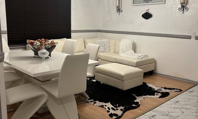 Glenn Heights Maison | Spacious, Family Friendly, Centrally Located
