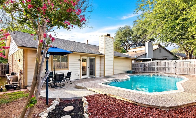 North San Antonio - SAT Maison | Spacious Family Friendly Pool House Sleeps 10 ppl!