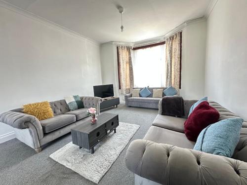 Loxford Maison | Spacious Family Friendly 4-Bed Holiday Home