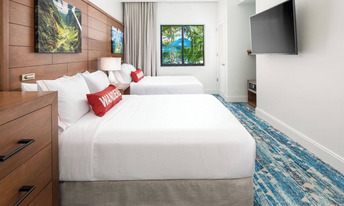 Park Shore Hôtel | Spacious Family-Friendly Suite with Kitchen and Pool