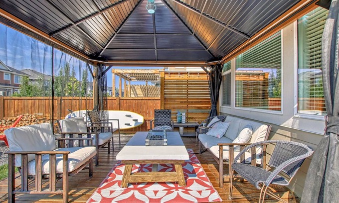 Auburn Bay Maison | Spacious Family Getaway for 10 with Hot Tub, Lake, Gazebo, King Master