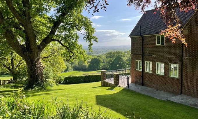East Knoyle Maison | Spacious Family Home with stunning, expansive view