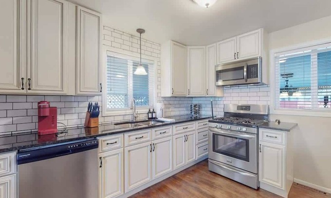 Twin Lakes Maison | Spacious Family Home, King Beds Large Yard and Fun