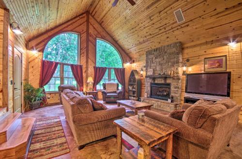 Mountain Home Maison | Spacious Family Home with Fire Pit by Norfork Lake!