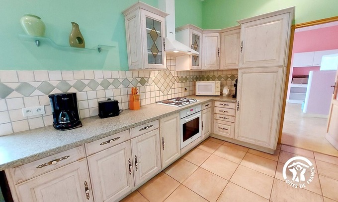 Carelles Cottage | Maison spacieuse avec piscine intérieure chauffée, billard, et terrasses, idéal famille/amis