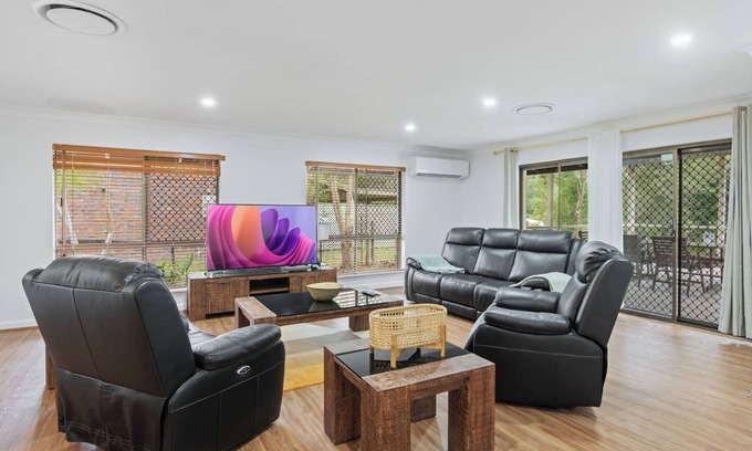 Forestdale Maison | Spacious Family Oasis on Leafy Acreage Forestdale