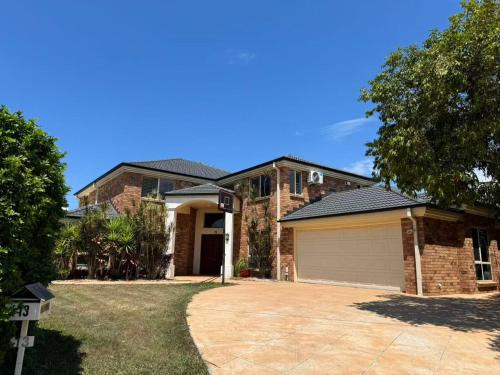 Carindale Villa | Spacious Family Retreat with Pool in Carindale