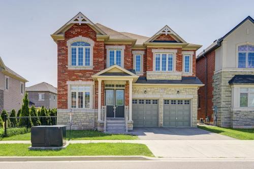Oakville Maison | Spacious Family Retreat with Free Parking