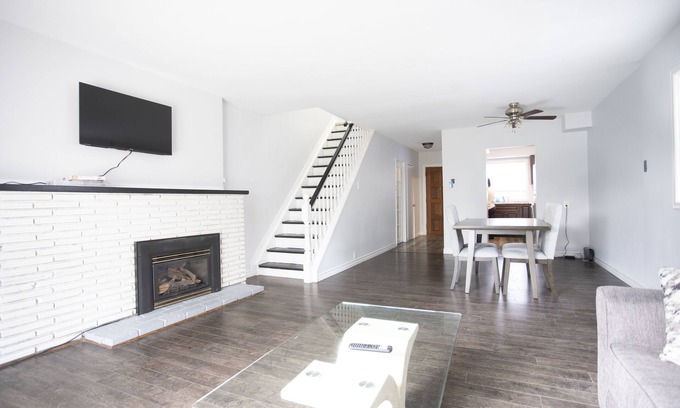 London Maison | Spacious Family Sized Townhouse with Fireplace, Patio , Parking