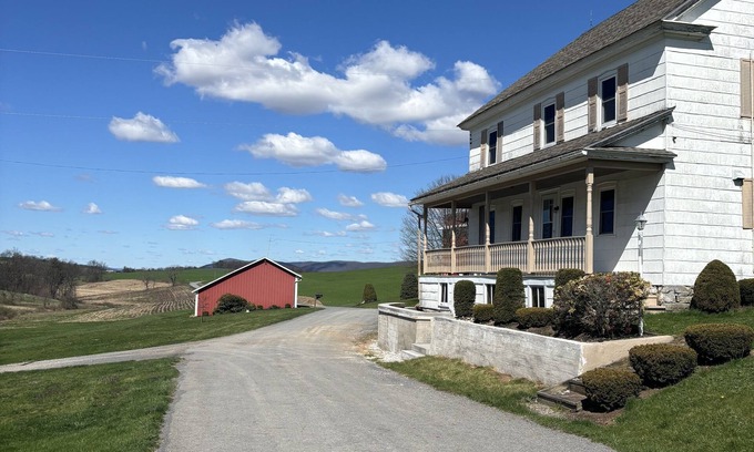 Rebuck Autre | Spacious farmhouse on working PA family farm. Close to AOAA park and Knoebels!
