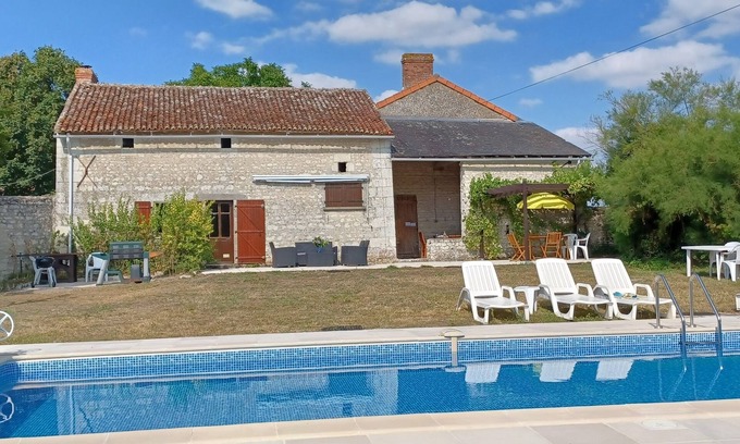 Jaulnay Autre | Ferme spacieuse avec piscine privée