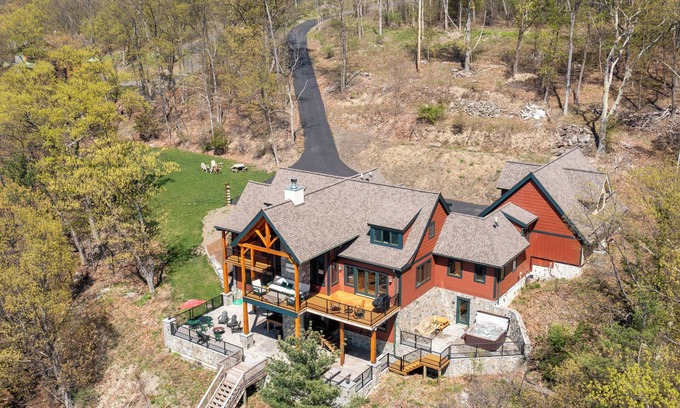 Burdett Cabine | Spacious Finger Lakes Waterfront Lodge