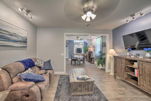 Fort Wayne Maison | Spacious Fort Wayne Condo with Porch and Storage!