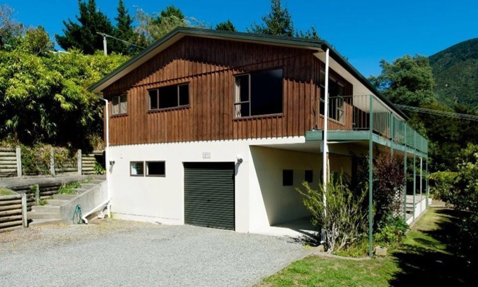 Picton Maison | SPACIOUS FOUR BEDROOM HOUSE OVERLOOKING PICTON.