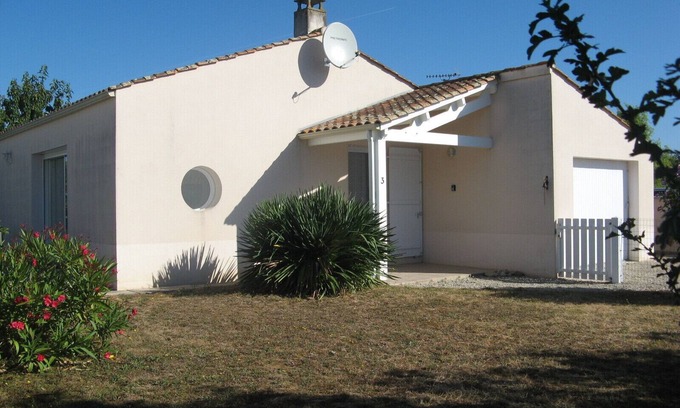 Saint-Hilaire-la-Foret Villa | Villa spacieuse, située dans une impasse calme entourée de jardins privés.