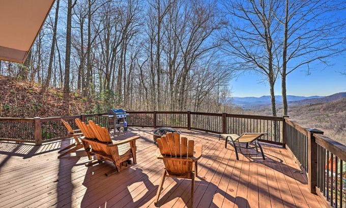 Franklin Maison | Spacious Franklin Cabin with Mountain Views!