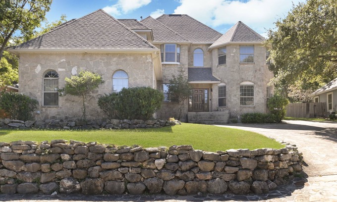 Crownridge of Texas Maison | Spacious Fun-Filled Retreat 5 minutes to Six Flags!