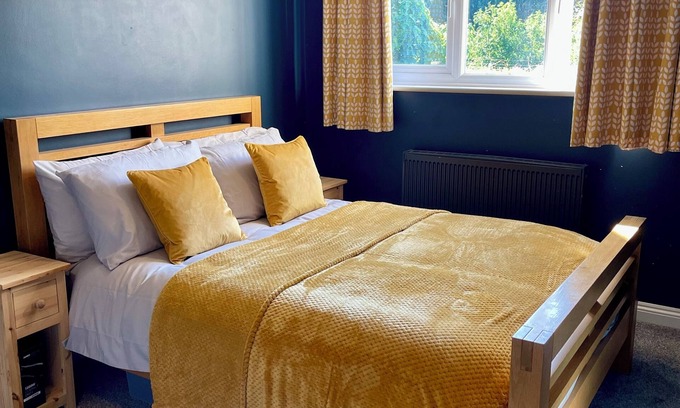 Stansted Maison | Spacious 5 Bedroom House Near Stansted Airport.