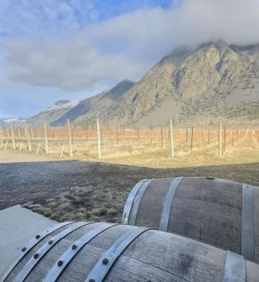 Okanagan-Similkameen Maison | Spacious Getaway Two Homes on a Tranquil Vineyard Ideal for Large Groups