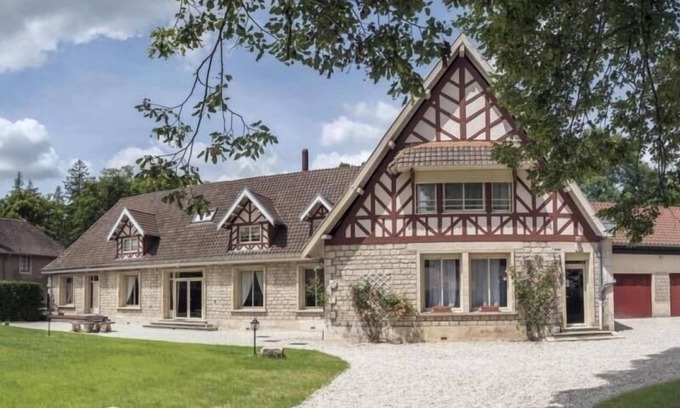 Thillombois Cottage | Gîte pour 12 face au château de Thillombois avec jardin, cheminée et équipements PMR