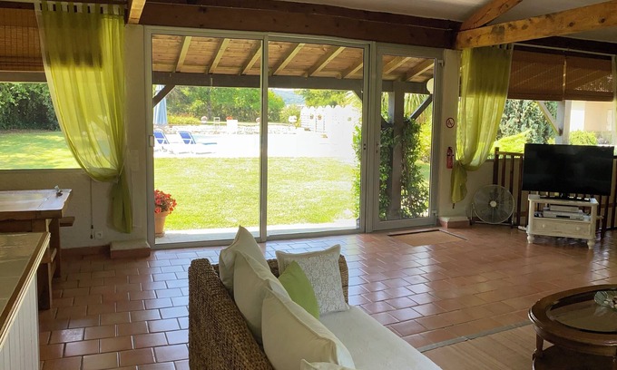 Monclar Maison | Gite spacieux avec grande piscine privée