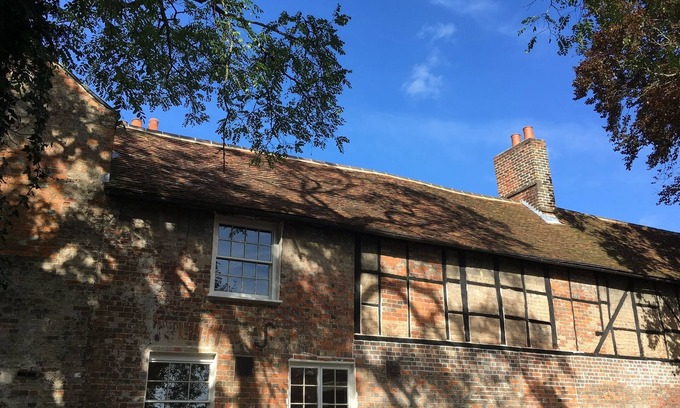 Marlborough Maison | Spacious Grade 2 Listed home - central Marlborough - free parking