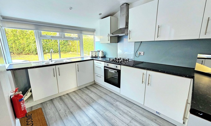 Rutherglen Maison | Spacious Haven with Free Parking