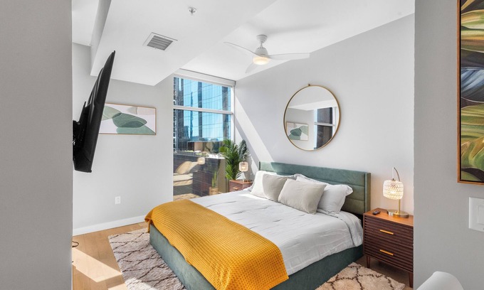 The Gulch Appartement | Spacious High-Rise Studio On Broadway - WiFi, Utilities, In-Unit WD included.