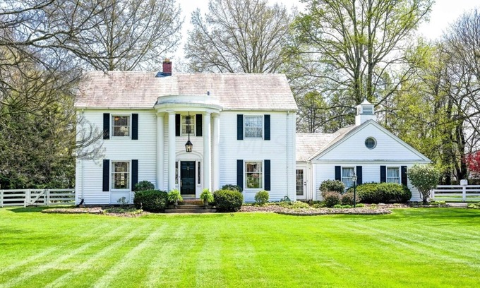 Newark Maison | Spacious historic Colonial Manor with sprawling manicured lawns & mature trees.