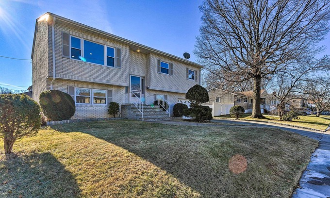 Colonia Maison | Spacious Home ~ 11 Mi to Staten Island!