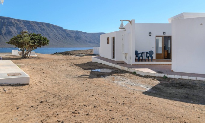 Caleta de Sebo Appartement | Spacious Holiday Apartment Flor " Seven" with Sea or Mountain View, Wi-Fi & Terrace