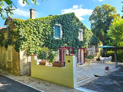 Celles Maison | Spacious holiday home with pool in pretty village