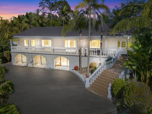 Dural Maison | Spacious Holiday House in Dural with Tennis Court