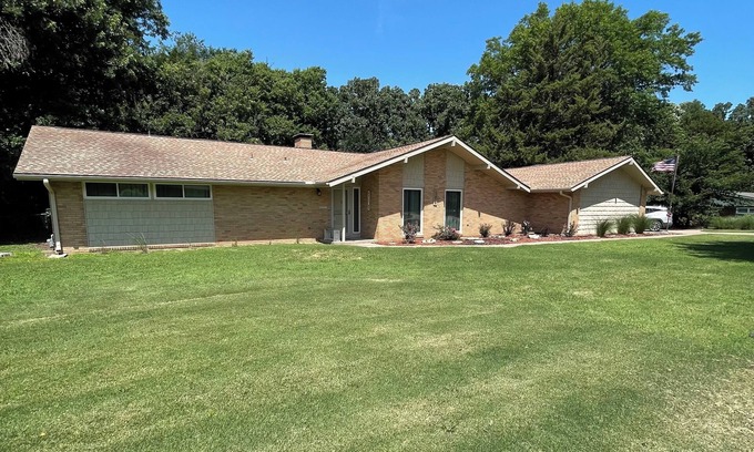 Ponca City Maison | Spacious Home close to the Marland Mansion and Pioneer Woman statue.