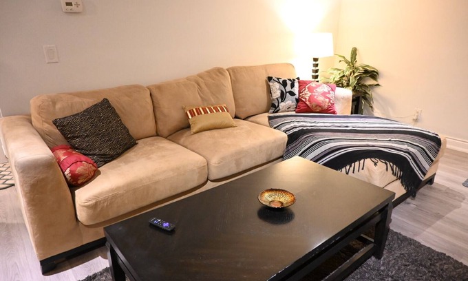 Meadowvale Village Maison | Spacious home in Mississauga with pool table in the basement.