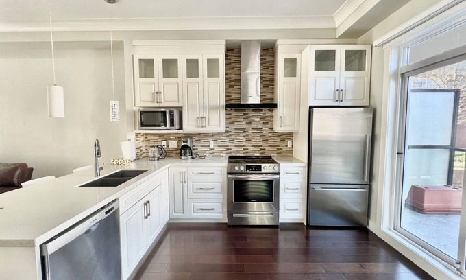 Richmond City Centre Maison | Spacious Home in Richmond with Parking - near Richmond center