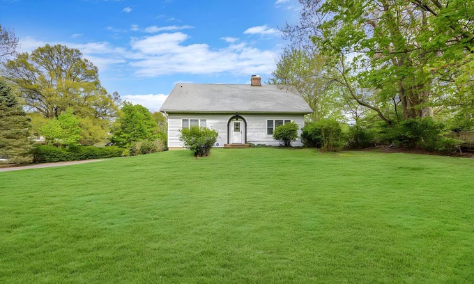 Lake Grove Maison | Spacious Home Located Close to Stony Brook!
